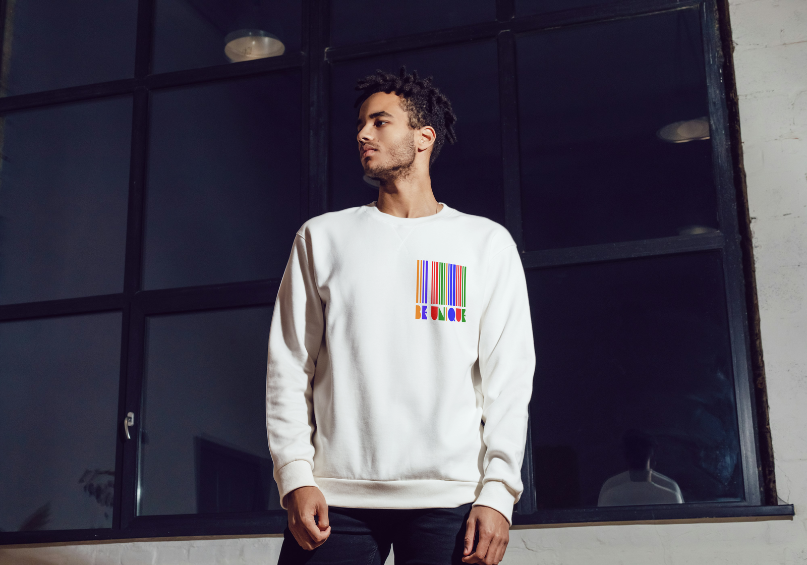 Primer plano del mensaje 'Be Unique' en buzo de vinyl textil BeDonato