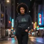 Modelo femenina usando la blusa con estampado de perros 'Dog Lover' de BeDonato