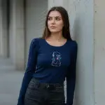 Modelo femenina usando la blusa con estampado divertido 'Chicky' de BeDonato