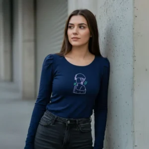 Modelo femenina usando la blusa con estampado divertido 'Chicky' de BeDonato