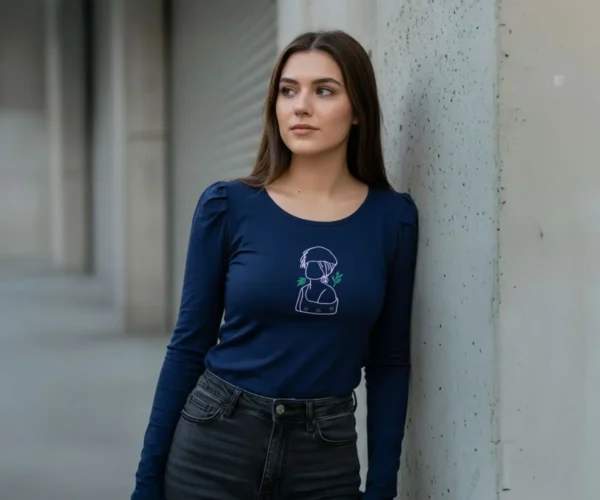 Modelo femenina usando la blusa con estampado divertido 'Chicky' de BeDonato