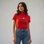 Modelo femenina usando la blusa con mensaje de amor propio 'Love Me' de BeDonato