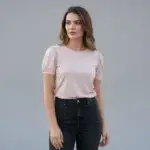 Modelo femenina usando la blusa con estampado de picas de Rayón de BeDonato