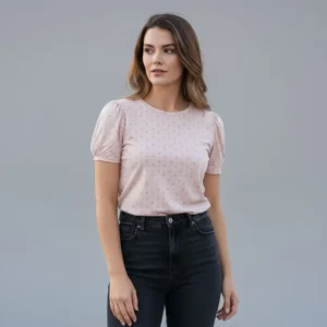 Modelo femenina usando la blusa con estampado de picas de Rayón de BeDonato