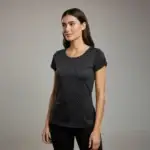 Modelo femenina usando la blusa de puntos 'Classic Dots' de BeDonato