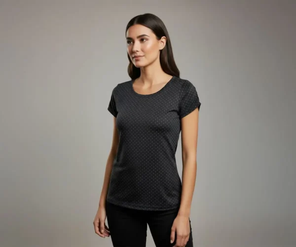 Modelo femenina usando la blusa de puntos 'Classic Dots' de BeDonato