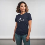 Modelo femenina usando la blusa con mensaje relajado 'Chill' de BeDonato