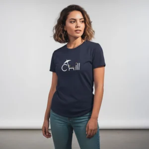 Modelo femenina usando la blusa con mensaje relajado 'Chill' de BeDonato