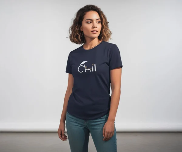 Modelo femenina usando la blusa con mensaje relajado 'Chill' de BeDonato
