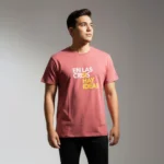 Modelo masculino usando la camiseta con mensaje inspirador 'En la Crisis Si Hay Ideas' de BeDonato