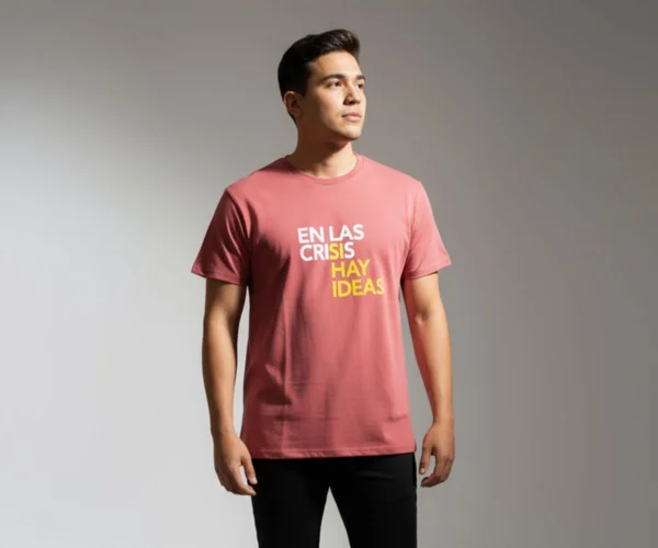 Modelo masculino usando la camiseta con mensaje inspirador 'En la Crisis Si Hay Ideas' de BeDonato