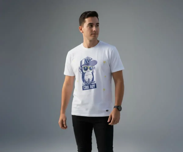 Modelo masculino usando la camiseta con estampado de gorila 'Urban Gorilla' de BeDonato