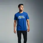 Modelo masculino usando la camiseta con mensaje positivo 'Piensa Positivo' de BeDonato