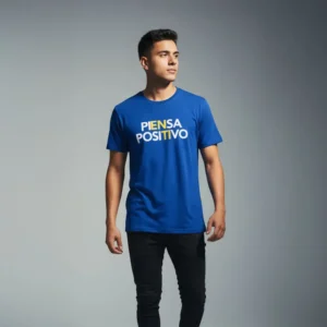 Modelo masculino usando la camiseta con mensaje positivo 'Piensa Positivo' de BeDonato