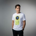 Modelo masculino usando la camiseta con disco de vinilo de BeDonato