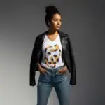 Modelo femenina usando la camiseta con estampado de serpiente de BeDonato