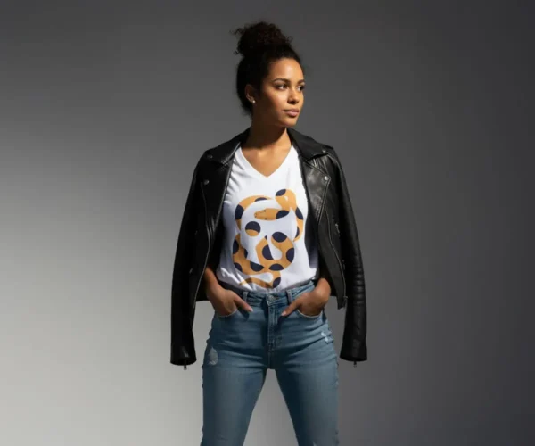 Modelo femenina usando la camiseta con estampado de serpiente de BeDonato