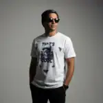 Modelo masculino usando la camiseta con diseño de calavera 'Skull' de BeDonato