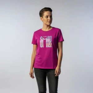 Modelo usando la camiseta con carita feliz 'Smile' de BeDonato hecha en tela Piel de Durazno