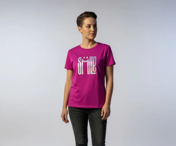 Modelo usando la camiseta con carita feliz 'Smile' de BeDonato hecha en tela Piel de Durazno