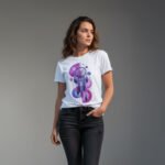 Modelo femenina usando la camiseta con diseño de atrapasueños de BeDonato