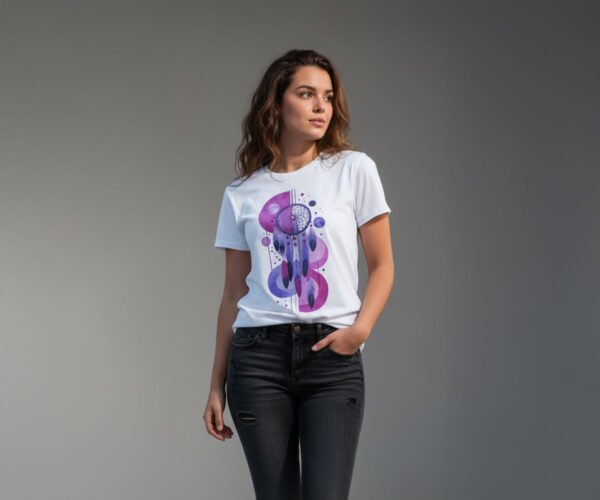 Modelo femenina usando la camiseta con diseño de atrapasueños de BeDonato