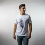 Primer plano del diseño de una cámara vintage en camiseta de Piel de Durazno
