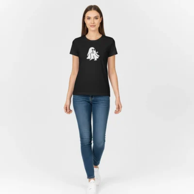Camiseta 'Tender Ghost' BeDonato en modelo de moda urbana minimalista", alt="Primer plano del estampado de vinyl textil con el fantasma 'Tender Ghost' en camiseta BeDonato
