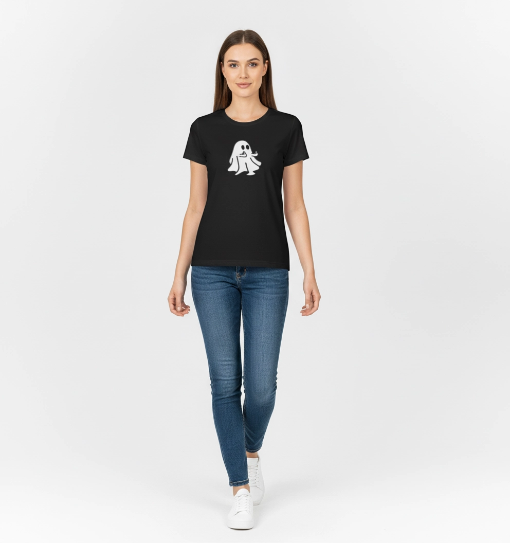 Camiseta 'Tender Ghost' BeDonato en modelo de moda urbana minimalista", alt="Primer plano del estampado de vinyl textil con el fantasma 'Tender Ghost' en camiseta BeDonato