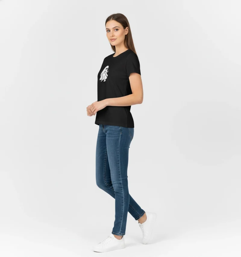 Camiseta 'Tender Ghost' BeDonato en modelo de moda urbana minimalista", alt="Primer plano del estampado de vinyl textil con el fantasma 'Tender Ghost' en camiseta BeDonato