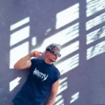 SERVICIOS ARTISTAS / MARCAS Descubre camisetas y buzos únicos, hechos en Colombia, que expresan tu estilo auténtico.
